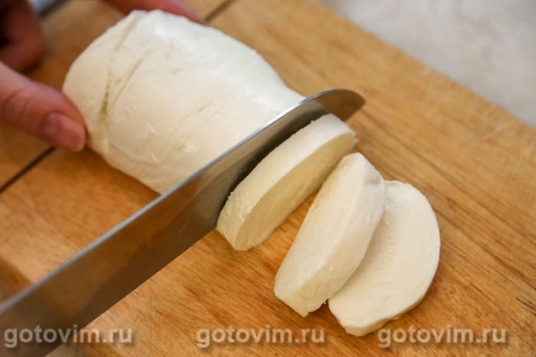 Канапе с красной рыбой, огурцом и сыром моцарелла Канапе с красной рыбой, огурцом и сыром моцарелла