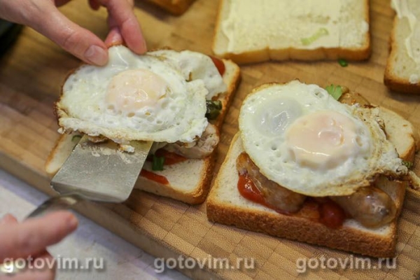 Сэндвич с колбасками и яйцом Сэндвич с колбасками и яйцом