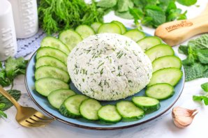 Домашний сыр с зеленью и чесноком Домашний сыр с зеленью и чесноком