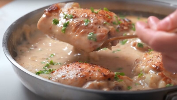 Курица в сметанном соусе: вкусно и просто. Почему я не знала этот рецепт раньше Курица в сметанном соусе: вкусно и просто. Почему я не знала этот рецепт раньше