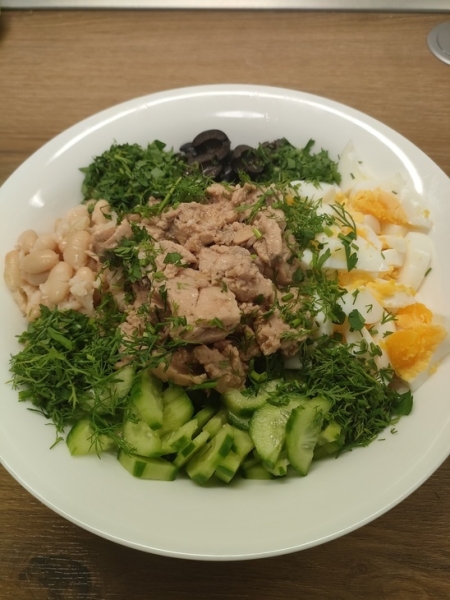 Фасолевый салат с печенью трески и оливками