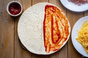 Кесадилья с сыром и колбасой Кесадилья с сыром и колбасой