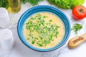 Омлет с зеленым луком на сковороде Омлет с зеленым луком на сковороде