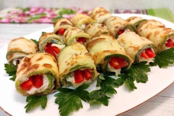 Рулетики из кабачков с сыром, чесноком и помидорами