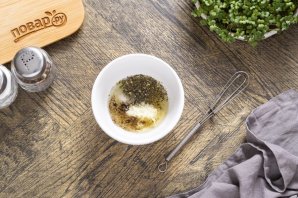 Салат из зелени и огурцов Салат из зелени и огурцов