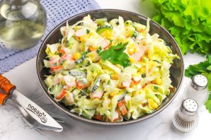 Салат из свежей капусты и крабовых палочек Салат из свежей капусты и крабовых палочек