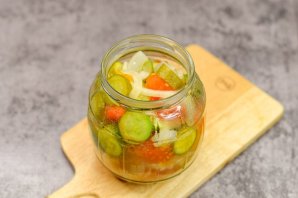 Салат из огурцов и помидоров на зиму Салат из огурцов и помидоров на зиму