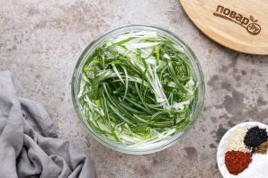 Корейский салат из зеленого лука Корейский салат из зеленого лука