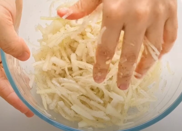 Вкусные луковые лепешки на сковороде. Готовим и едим уже 2 дня подряд: простой рецепт Вкусные луковые лепешки на сковороде. Готовим и едим уже 2 дня подряд: простой рецепт