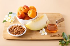 Мороженое из абрикосовых косточек с абрикосами и дыней Мороженое из абрикосовых косточек с абрикосами и дыней