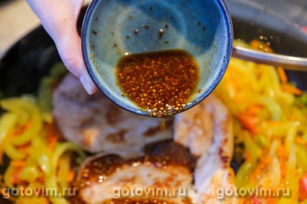 Свиная отбивная с овощами и соевым соусом Свиная отбивная с овощами и соевым соусом