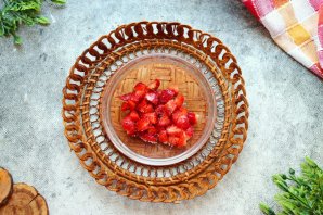 Страчателла с клубникой и томатами Страчателла с клубникой и томатами