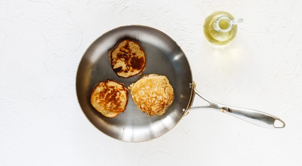 Яблочные оладьи, пошаговый рецепт с фото на 338 ккал Яблочные оладьи, пошаговый рецепт с фото на 338 ккал