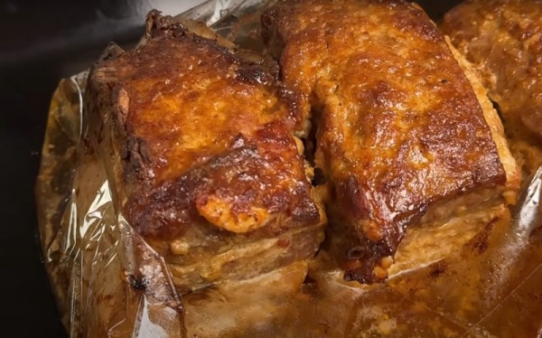 Подсели на мясо по этому рецепту. Сочная грудинка в духовке: можно взять самое недорогое мясо