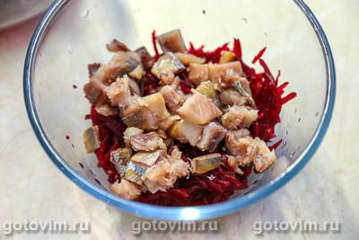 Салат из маринованной свеклы с сельдью