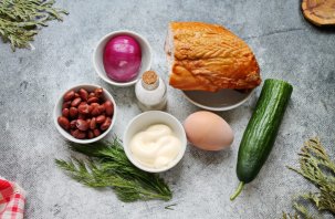 Салат из копченой куриной грудки с фасолью и огурцом Салат из копченой куриной грудки с фасолью и огурцом
