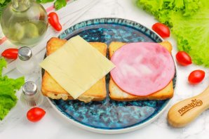 Тосты с ветчиной и сыром Тосты с ветчиной и сыром