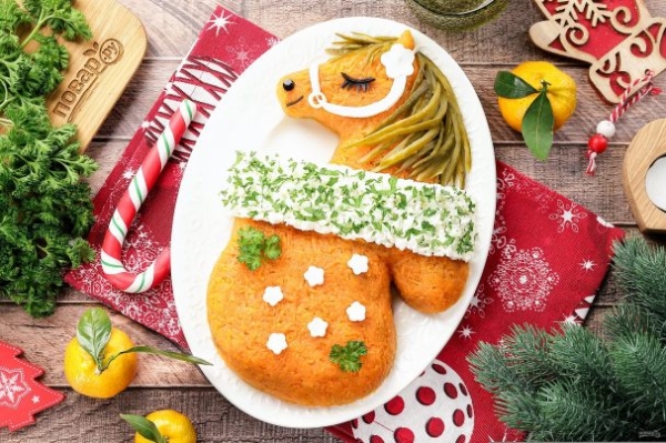 Новогодний салат "Варежка" на год Лошади