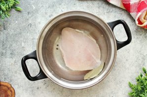 Салат с курицей, омлетом и корейской морковью Салат с курицей, омлетом и корейской морковью