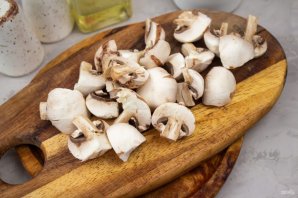 Шампиньоны в сметане с чесноком на сковороде Шампиньоны в сметане с чесноком на сковороде