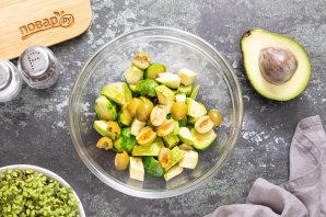 Салат с авокадо и брюссельской капустой Салат с авокадо и брюссельской капустой