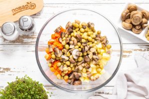 Винегрет с маринованными грибами