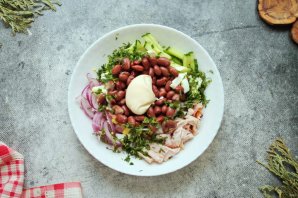 Салат из копченой куриной грудки с фасолью и огурцом Салат из копченой куриной грудки с фасолью и огурцом
