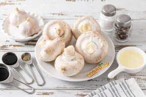 Шампиньоны в чесночном соусе Шампиньоны в чесночном соусе