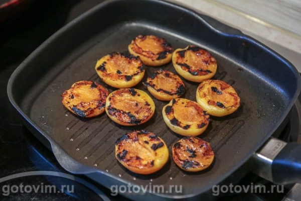 Салат из жареных абрикосов с авокадо, сыром и салатом айсберг Салат из жареных абрикосов с авокадо, сыром и салатом айсберг