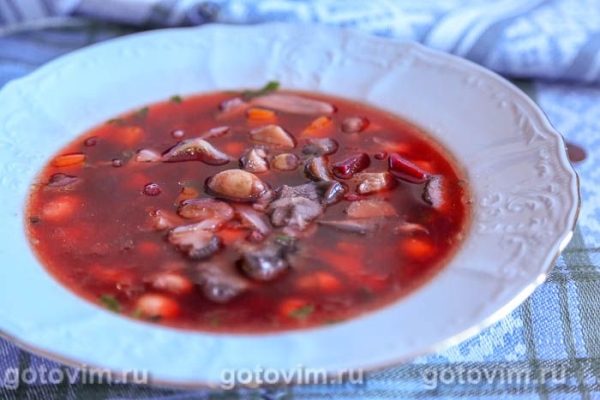 Борщ с лесными грибами и фасолью
