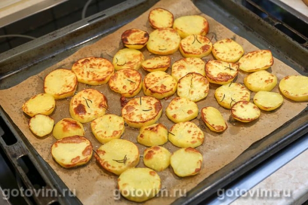 Утиные ножки конфи с клюквенным соусом и запеченным картофелем