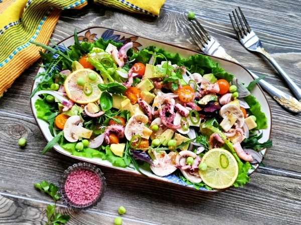 Салат с кальмаром, авокадо и свежими шампиньонами Салат с кальмаром, авокадо и свежими шампиньонами