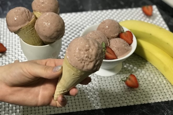 Банановое мороженое с клубникой без сахара и сливок Банановое мороженое с клубникой без сахара и сливок