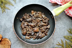 Куриные рулетики с грибами, маслинами и сыром Куриные рулетики с грибами, маслинами и сыром