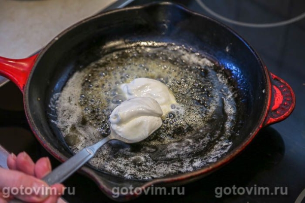 Сырники с изюмом, тушенные с медом и сметаной Сырники с изюмом, тушенные с медом и сметаной