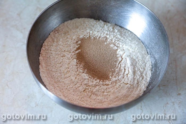 Кулич с изюмом и шоколадной начинкой Кулич с изюмом и шоколадной начинкой