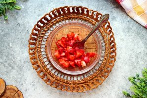 Страчателла с клубникой и томатами Страчателла с клубникой и томатами