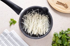 Салат с грибами эноки Салат с грибами эноки