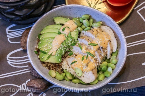 Поке из киноа с куриной грудкой, авокадо и бобами эдамаме