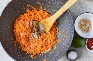 Постный салат из моркови