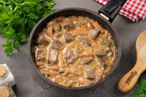 Говяжья печень в сметане с луком и морковью Говяжья печень в сметане с луком и морковью