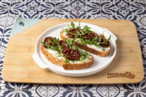 Брускетта с рукколой и вялеными томатами Брускетта с рукколой и вялеными томатами
