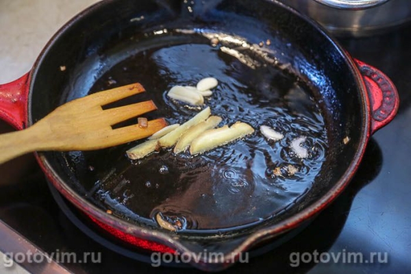 Теплый салат из куриной печени с пряной морковью Теплый салат из куриной печени с пряной морковью