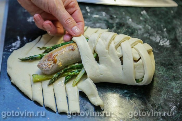 Пирог-плетенка с колбаской для жарки и спаржей с чесноком Пирог-плетенка с колбаской для жарки и спаржей с чесноком