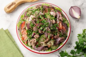 Салат с тунцом, огурцом и помидором Салат с тунцом, огурцом и помидором