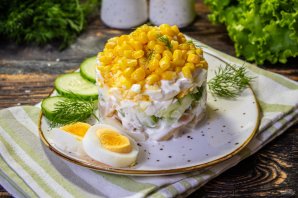 Салат из кальмаров с яйцом, огурцом и кукурузой Салат из кальмаров с яйцом, огурцом и кукурузой