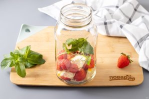 Компот из клубники, лимона и мяты на зиму Компот из клубники, лимона и мяты на зиму