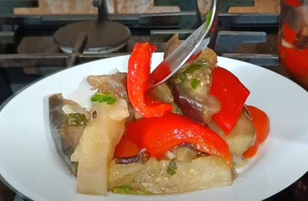 Маринованные баклажаны с перцем. Обалденная закуска: оторваться невозможно Маринованные баклажаны с перцем. Обалденная закуска: оторваться невозможно