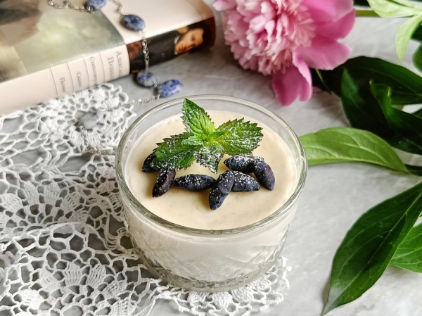 Бланманже из кешью с жимолостью #пушкинкулинар