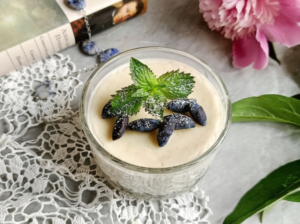 Бланманже из кешью с жимолостью #пушкинкулинар